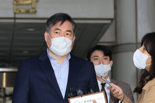유동규 전 성남도시개발공사 본부장이 28일 오후 서울 서초구 서울중앙지법에서 열린 대장동 개발 사업 로비·특혜 의혹 관련 속행 공판을 마치고 나와 취재진 질문에 답하고 있다. [연합뉴스]